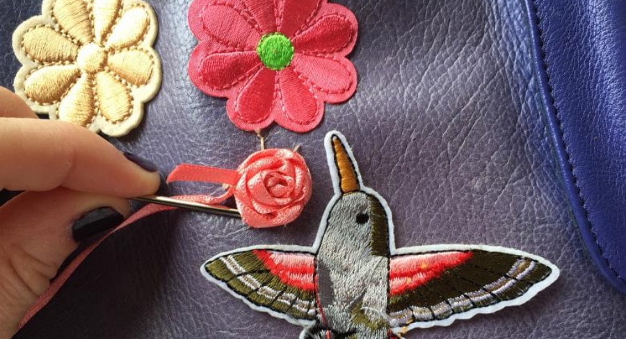 Flores y colibrí como elementos de decoración para bolso