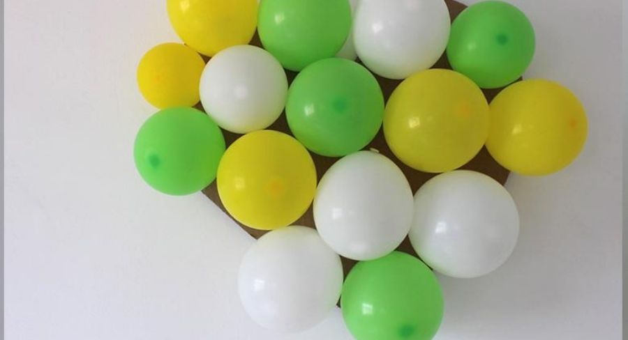 Lámina de cartón con globos de colores pegados