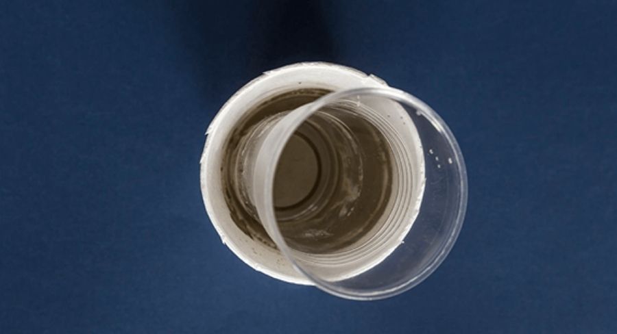 Vaso de unicel con cemento y agua con un vaso pequeño plastico dentro