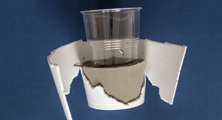 Quitando vaso de unicel con cemento y agua con un vaso pequeño plastico dentro