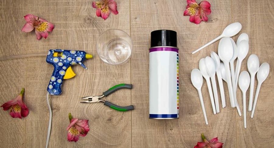 Materiales para construir florero para tu hogar con cucharas plásticas recicladas